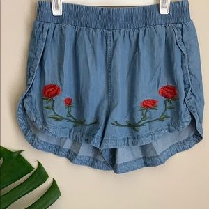 Chambray embroidered shorts ✨